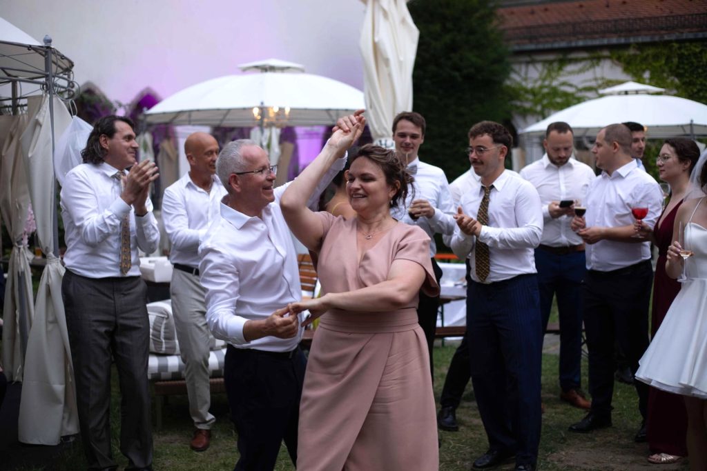 Romantische Momente und Hochzeitstanz des Brautpaares