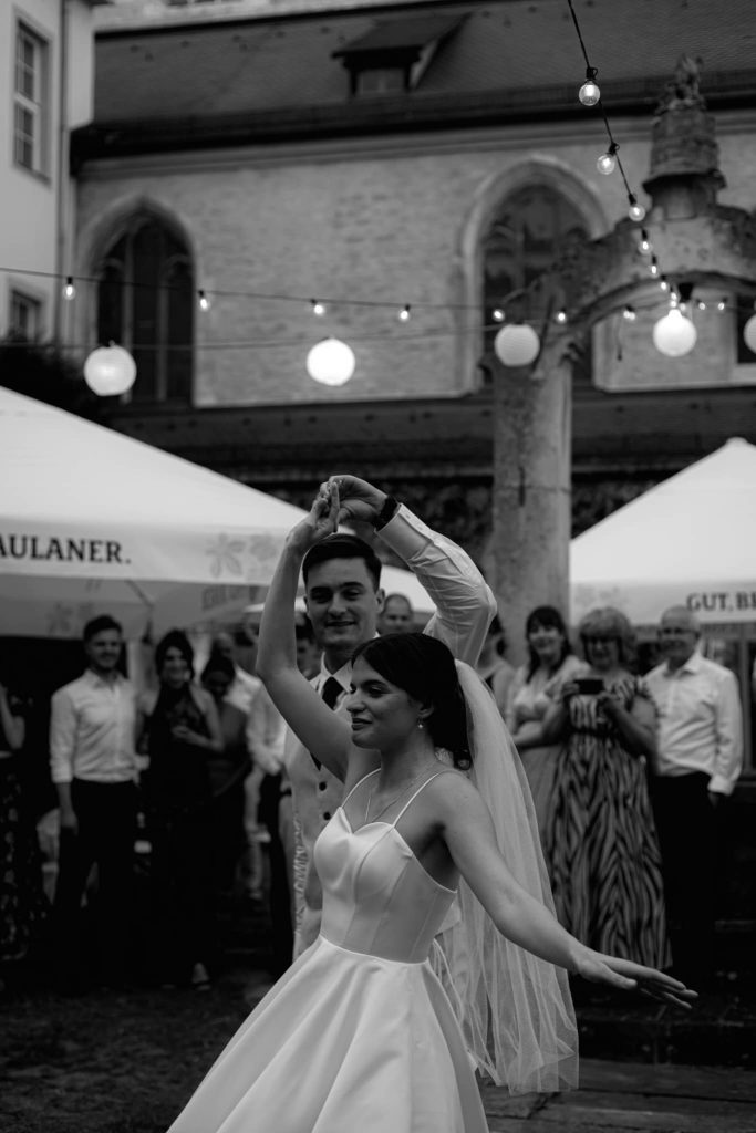 Stimmungsvolle Hochzeitsfeier mit Hochzeits-DJ und Livegesang