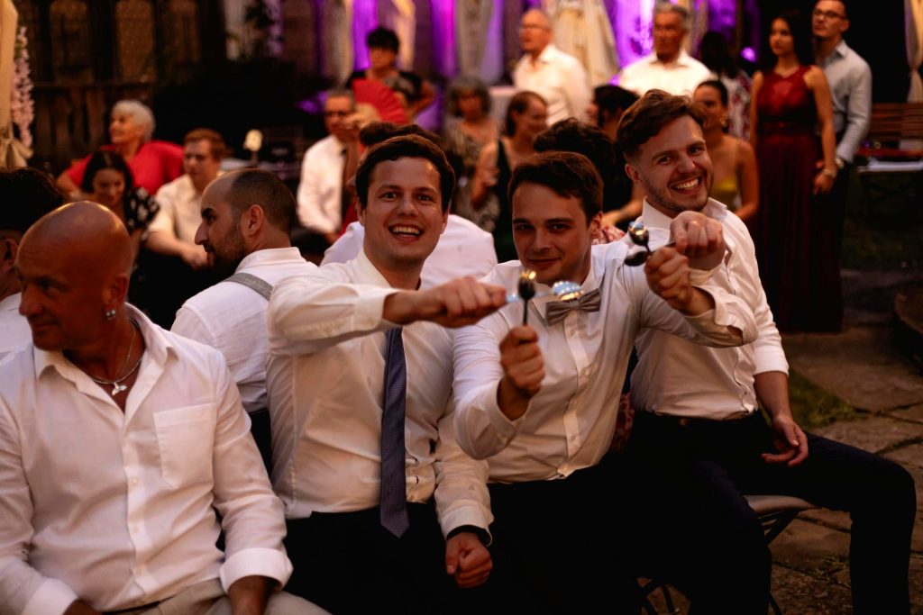 Glückliches Brautpaar bei seiner Traumhochzeit