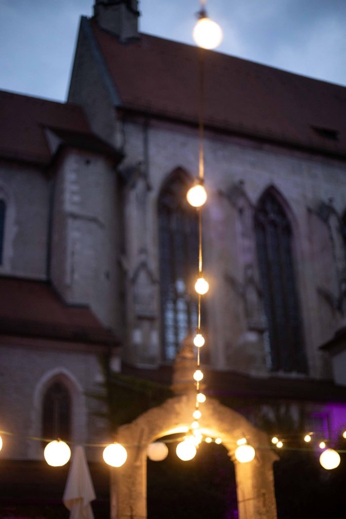 Stimmungsvolle Hochzeitsfeier mit Hochzeits-DJ und Livegesang