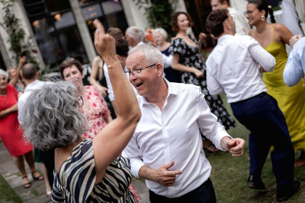 Glückliches Brautpaar bei seiner Traumhochzeit