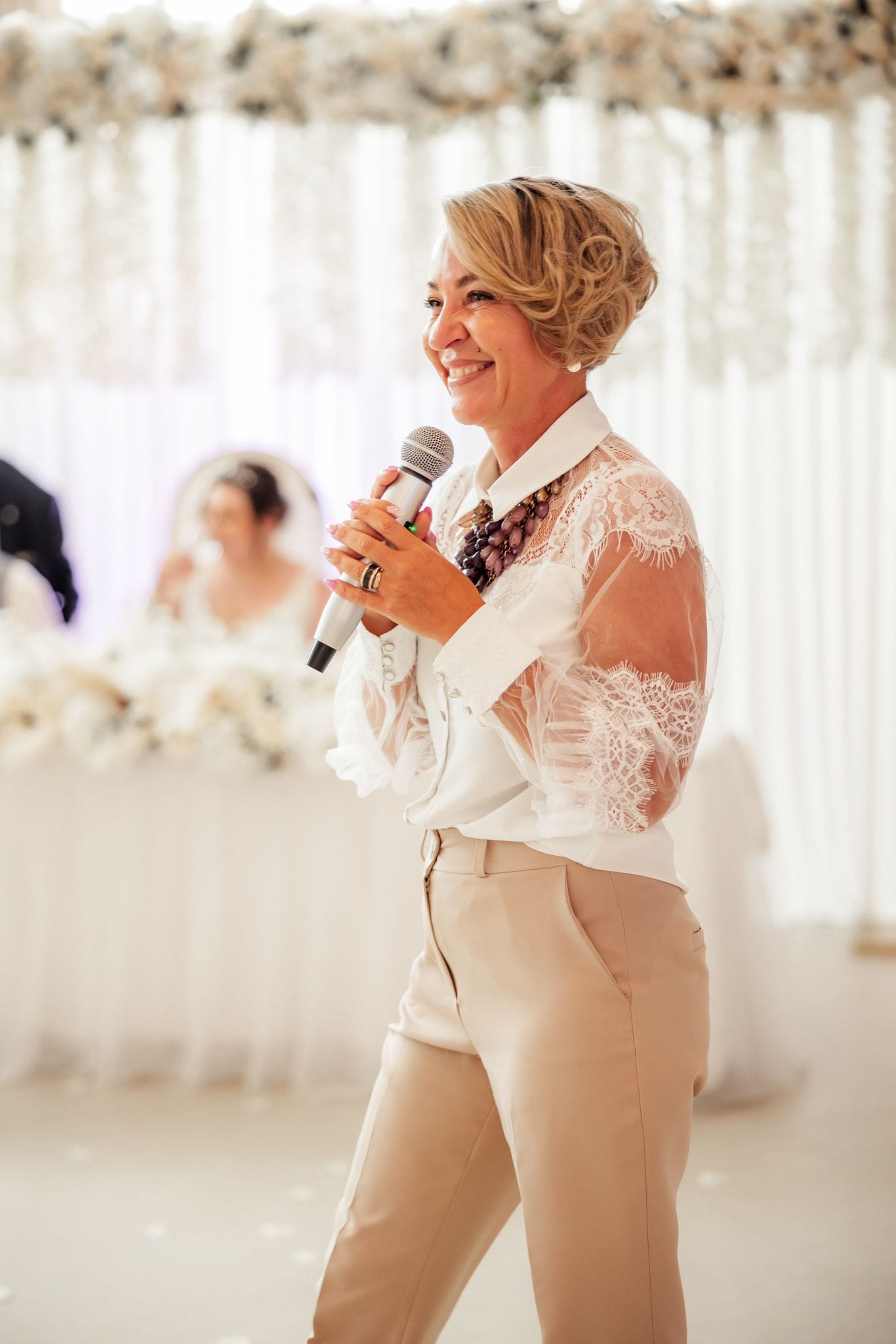 Glückliches Brautpaar mit Hochzeitsmoderatorin Swetlana Geist