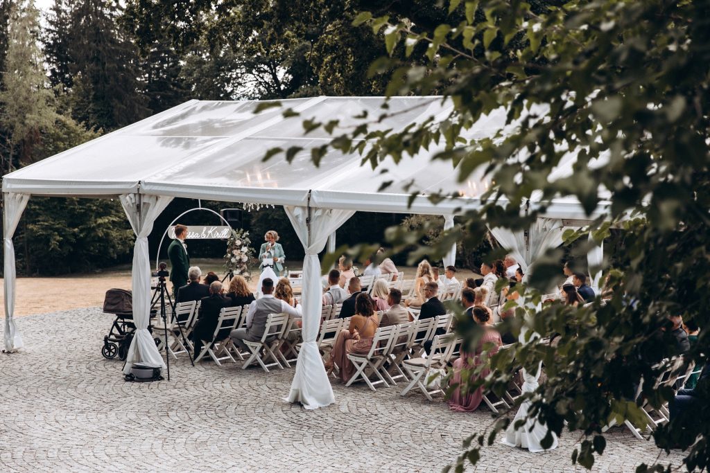 Hochzeitsmoderatorin Swetlana Geist bei einer Hochzeitsfeier